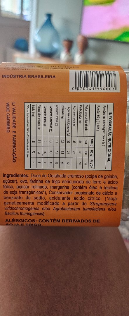 Bolo ou Produto de Padaria com Recheio de Goiabada